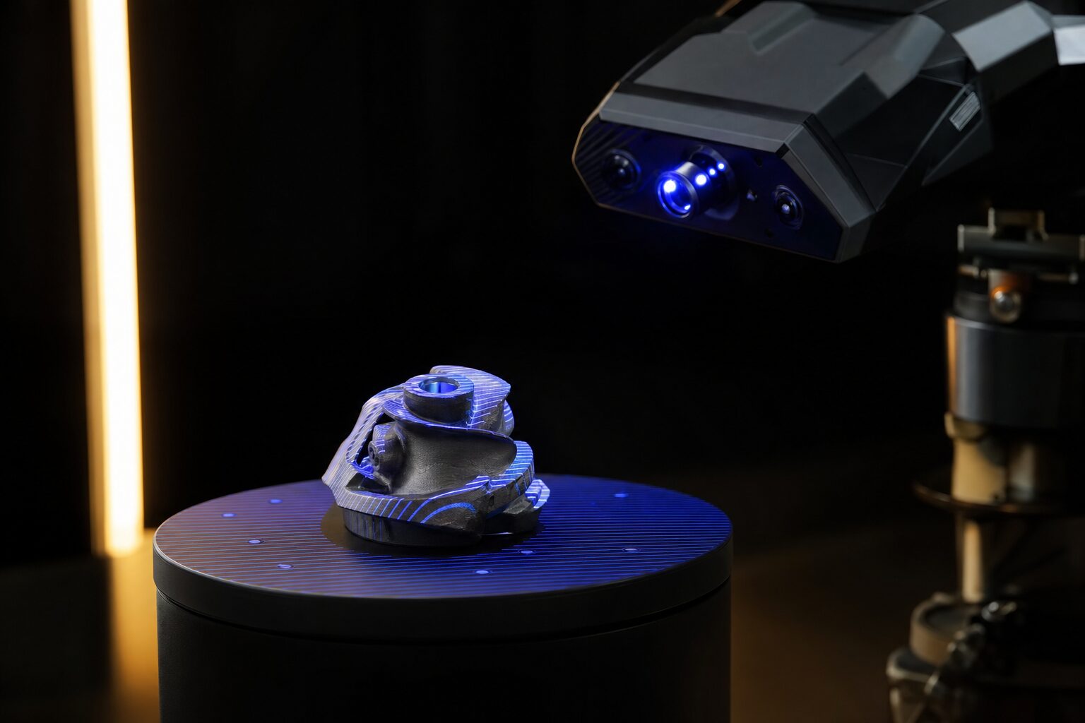 Object dat wordt ingescand op een draaitafel met een 3D-scanner